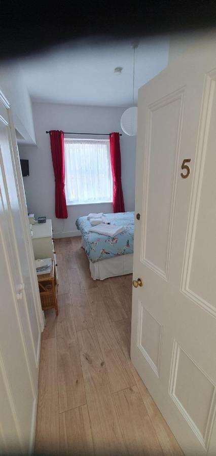 St Davids & Moorfield Hotels Chapel Street Ландъндо Екстериор снимка